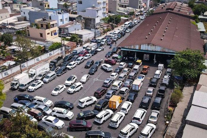 Ùn tắc đăng kiểm gây khó khăn cho người dân.