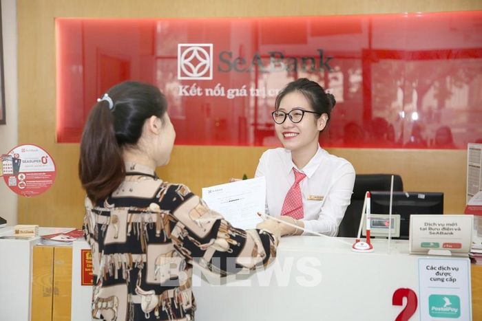 Hoạt động giao dịch tại ngân hàng SeABank. Ảnh: BNEWS phát