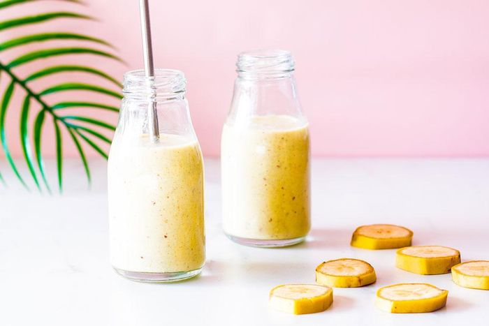 Các công thức sinh tố màu vàng rất dễ thực hiện. Bạn có thể biến tấu thêm theo nguyên liệu bạn ưa thích. Chúc bạn thành công!