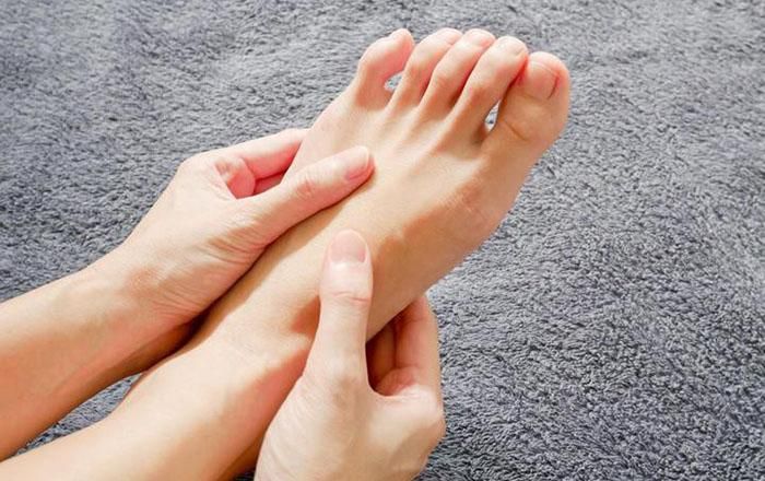 Phụ nữ bị loãng xương thường có biểu hiện đau mỏi cơ, xương khớp và dễ bị chuột rút.