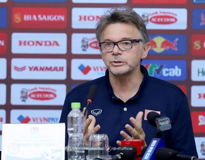 HLV Troussier sẽ phải đau đầu khi nhiều cầu thủ như ông thừa nhận là không xứng đáng lên đội tuyển lần này.Ảnh: VFF