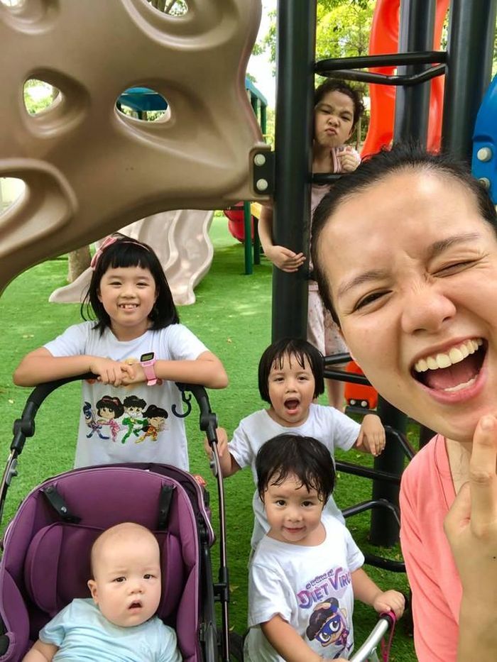 Minh Trang cùng 3 cô con gái dẫn cậu út đi chơi