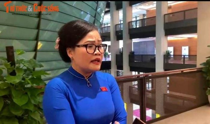 Đại biểu Quốc hội Nguyễn Thị Sửu trò chuyện với PV Tri thức và Cuộc sống bên hành lang Quốc hội. 