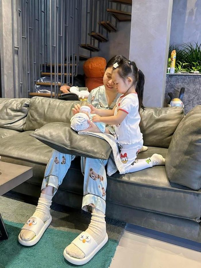 Mới đây, Đàm Thu Trang đã lộ diện sau khi sinh con thứ 2. Bà xã Cường Đô la hạnh phúc khoe khoảnh khắc cô con gái Suchin đang giúp mẹ cho em út uống sữa. Người đẹp bày tỏ: "Ruộng sâu trâu nái không bằng con gái đầu lòng. Mẹ nhờ được chị Suchin nhiều thứ lắm rồi".