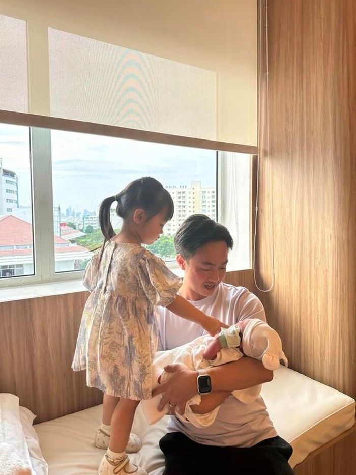 Cường Đô la bế con trai mới sinh. Nam doanh nhân khéo léo trong việc chăm con.