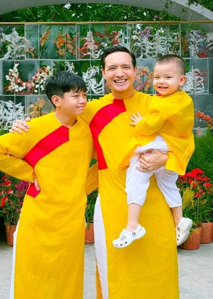 Đối với bé Subeo - con riêng của Hồ Ngọc Hà, Kim Lý chiều chuộng như con đẻ. Nam diễn viên dạy Subeo học, chơi thể thao cùng cậu nhóc.