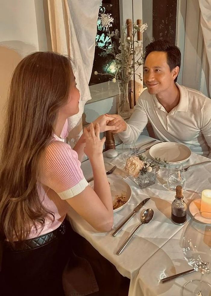 Sau 6 năm bên nhau, có hai con chung, Kim Lý và Hà Hồ vẫn dành cho nhau ánh mắt đắm đuối, những cử chỉ thân mật.