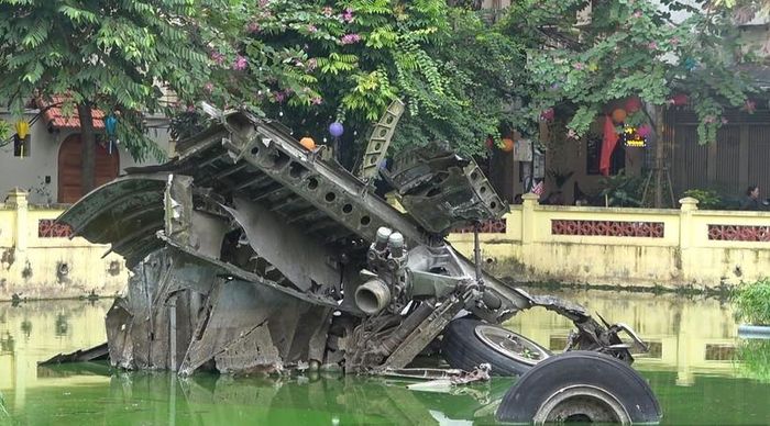 Xác máy bay B52 rơi trong hồ Hữu Tiệp năm 1972. Ảnh: ITN