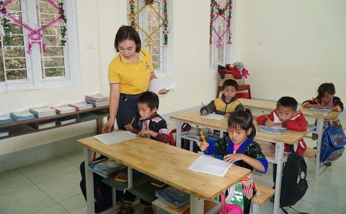Giờ học của cô trò điểm bản Huồi Cọ, Trường Phổ thông DTBT Tiểu học Nhôn Mai (huyện Tương Dương, Nghệ An).