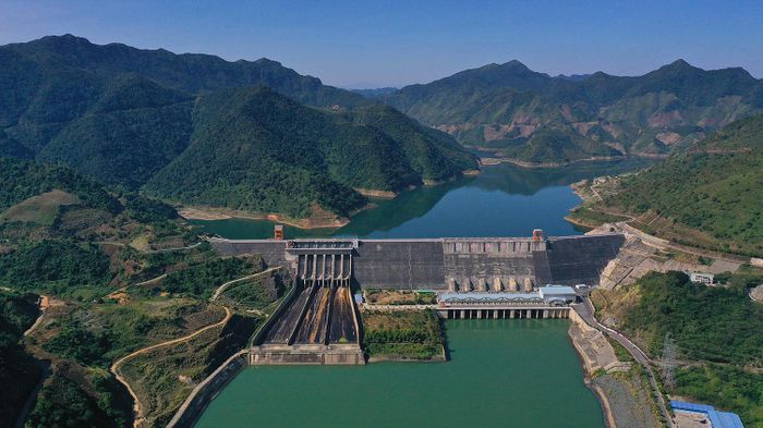  Xét về từng ngành, PSI cho rằng thủy điện sẽ gặp khó, nhiệt điện khí được hưởng lợi, nhiệt điện than được huy động tối đa và năng lượng tái tạo duy trì sản lượng. Ảnh minh họa 
