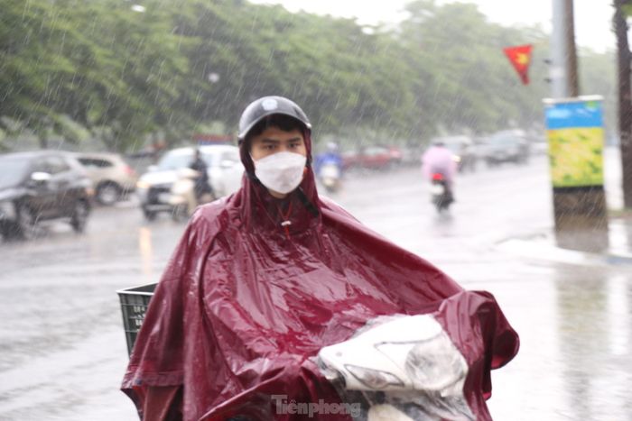 Bất kể nắng hay mưa, những nhân viên giao hàng vẫn phải làm việc mưu sinh.
