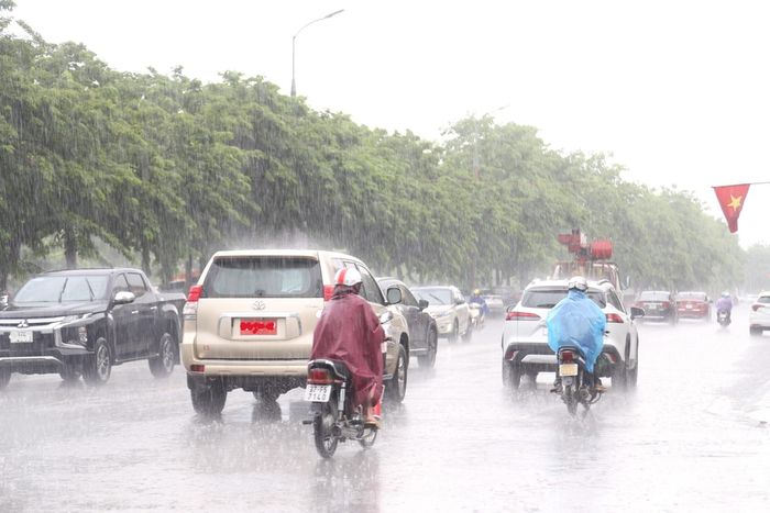 Khoảng 10h40 ngày 6/6, ‘chảo lửa’ thành phố Vinh, Nghệ An xuất hiện cơn mưa bất chợt, trời chuyển dịu mát thay vì nắng nóng gay gắt như trước.