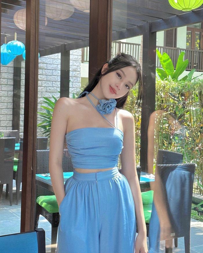 Với chiều cao 1,76 m và có số đo 3 vòng 80-63-94 cm, Thanh Thủy tự tin diện những thiết kế khoe vòng eo thon thả. Đây cũng là lợi thế cơ thể mà người đẹp khoe triệt để cả khi dự sự kiện và ngoài đời thường.