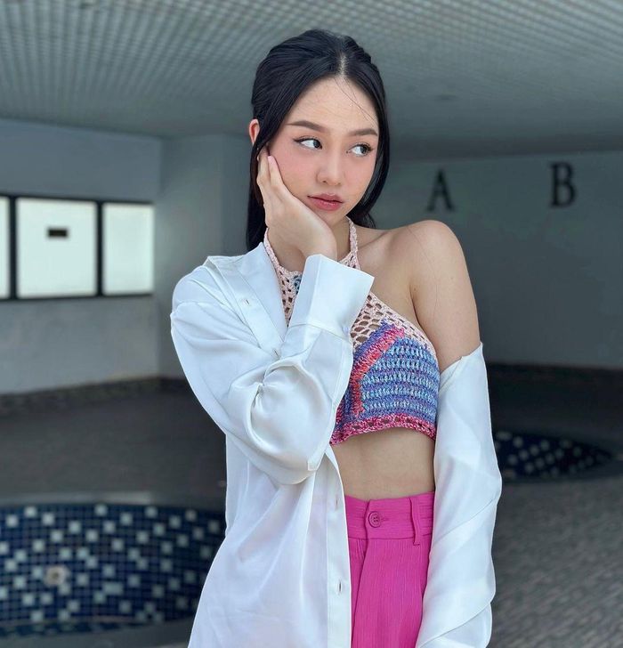 Để tránh nhàm chán, Thanh Thủy lựa chọn áo crop-top với chất liệu, kiểu dáng đa dạng. Đôi khi cô mặc crop-top kiểu len sợi, mang không khí nhiệt đới. 