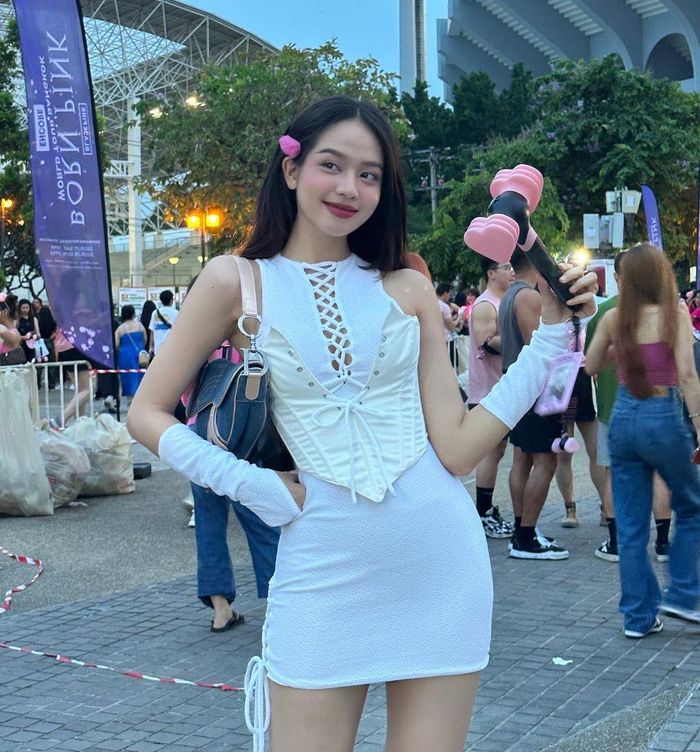 Phong cách Y2K được Thanh Thủy ưa chuộng, ứng dụng khi đi xem ca nhạc cùng Hoa hậu Tiểu Vy ở Singapore. Nếu Tiểu Vy chọn áo crop-top khoe eo thì Thanh Thủy mặc áo kiểu dáng corset, tuy không hở vòng 2 nhưng vẫn tạo hiệu ứng thon gọn.