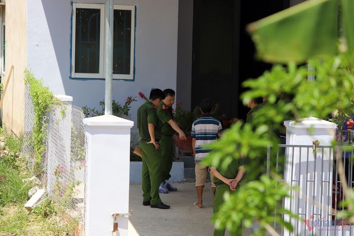 Công an khám nghiệm hiện trường. Ảnh: Xuân Ngọc.