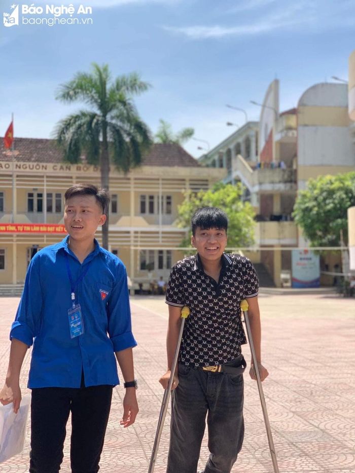 Đội tình nguyện ở Trường THPT DTNT tỉnh tiếp sức cho các sỹ tử. Ảnh: NTCC