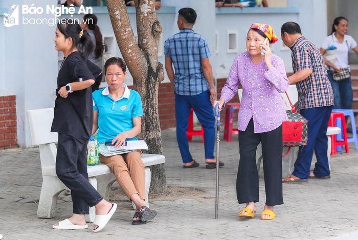 Ở tuổi 91, cụ bà Phùng Thị Hường vẫn từ Quỳ Châu đưa cháu xuống Vinh dự thi vào Trường PT DTNT THPT số 2. Ảnh: Mỹ Hà