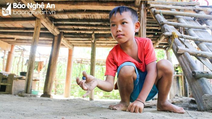 Bắn bi là một trong những thú vui được trẻ em người Mông, Thái, Khơ Mú rất ưa thích. Ảnh: Đình Tuân