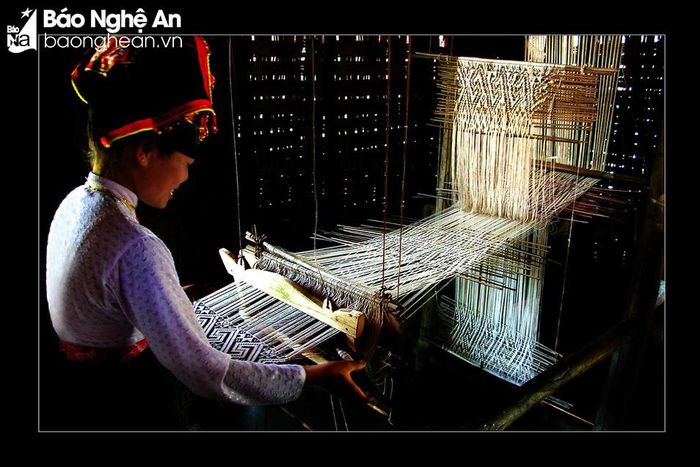 Nghề dệt thổ cẩm ở bản Xiềng, xã Môn Sơn. Ảnh: Cảnh Hùng