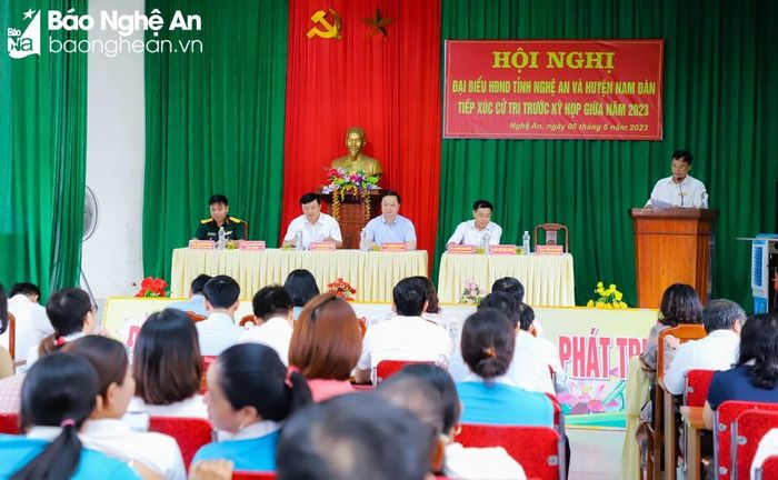 Các Đại biểu HĐND tỉnh tiếp xúc cử tri xã Nam Nghĩa - Nam Đàn. Ảnh: Phạm Bằng