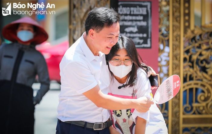 Niềm vui của người bố khi con đã hoàn thành xong các môn thi và làm tốt bài thi của mình. Ảnh: Đức Anh