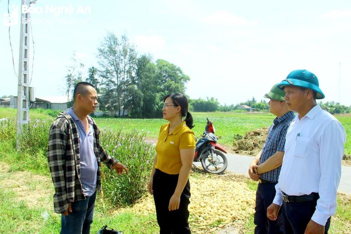 Cán bộ UBND huyện Nghi Lộc và xã Nghi Trường làm việc với ông Hoàng Văn Long về tình trạng ô nhiễm, yêu cầu chủ trang trại xử lý nhanh chóng và dứt điểm để không làm ảnh hưởng đến đời sống nhân dân. Ảnh Q.A
