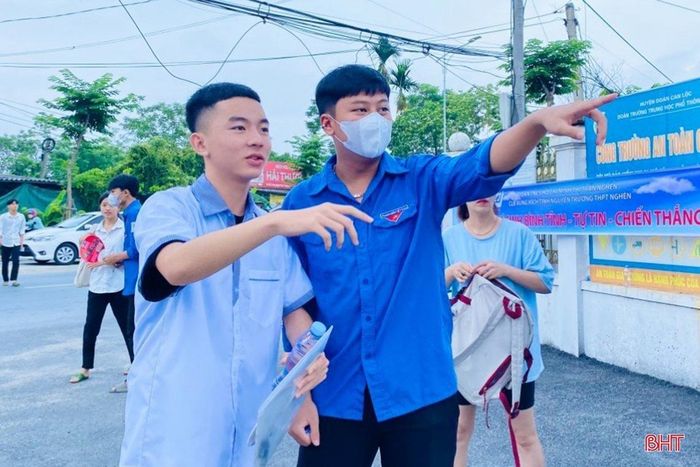 ...triển khai các hoạt động hỗ trợ thí sinh. Ảnh: Thanh niên tình nguyện động viên, hướng dẫn thí sinh vào điểm thi Trường THPT Nghèn (Can Lộc).