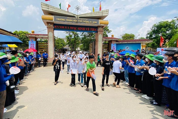 Hôm nay, gần 17.000 thí sinh chính thức bước vào ngày thi đầu tiên của Kỳ thi vào lớp 10 THPT. Cùng các sĩ tử "vượt vũ môn" là sự đồng hành của gia đình, thầy cô, các lực lượng chức năng và cả cộng đồng. Ảnh tại điểm thi Trường THPT Kỳ Anh (TX Kỳ Anh).