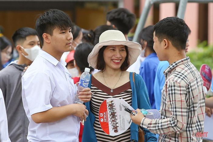 Niềm vui ánh lên mắt phụ huynh khi con và các bạn đã hoàn thành khá tốt môn thi sáng nay. Ảnh tại điểm thi Trường THPT Phan Đình Phùng (TP Hà Tĩnh).