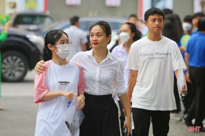 Trước khi vang lên tiếng trống báo hiệu giờ thi, từ phía ngoài cổng trường là những ánh mắt tin tưởng, những cái ôm thật chặt và lời động viên tinh thần của phụ huynh để con em vững tin "vượt vũ môn". Ảnh tại điểm thi Trường THPT Phan Đình Phùng (TP Hà Tĩnh).