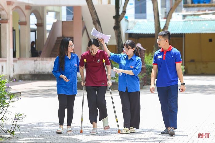 Đội tình nguyện tại điểm thi Trường THPT Phan Đình Phùng (TP Hà Tĩnh) hỗ trợ thí sinh bị chấn thương di chuyển tới phòng thi.