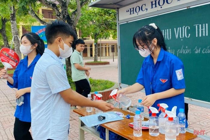 Đội tình nguyện tại điểm thi Trường THPT Nghèn (Can Lộc) hỗ trợ thí sinh rửa tay sát khuẩn, bảo đảm sức khỏe cho kỳ thi.