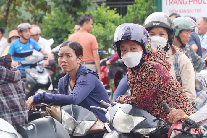 Dù thời tiết khá nóng, nhiều bậc phụ huynh vẫn chọn ở lại trước cổng trường để chờ con hoàn thành phần thi. Ảnh tại điểm thi THPT Vũ Quang.