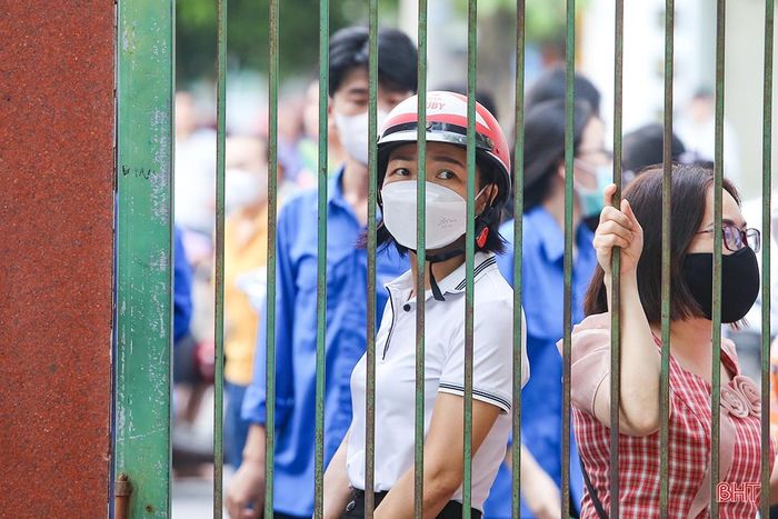 Những ánh mắt mong chờ xuyên suốt thời gian con làm bài thi. Ảnh tại điểm thi Trường THPT Phan Đình Phùng (TP Hà Tĩnh).