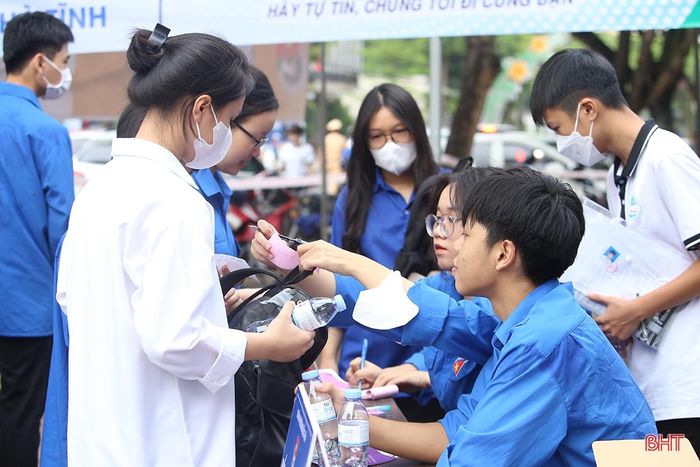 Tại các điểm thi, đội tình nguyện "Tiếp sức mùa thi" đã được thành lập... Ảnh: Khu vực nhận giữ đồ miễn phí tại điểm thi Trường THPT Phan Đình Phùng (TP Hà Tĩnh).