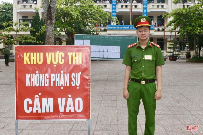 Lực lượng chức năng túc trực, bảo đảm kỳ thi diễn ra an toàn, thuận lợi. Ảnh tại điểm thi Trường THPT Vũ Quang.