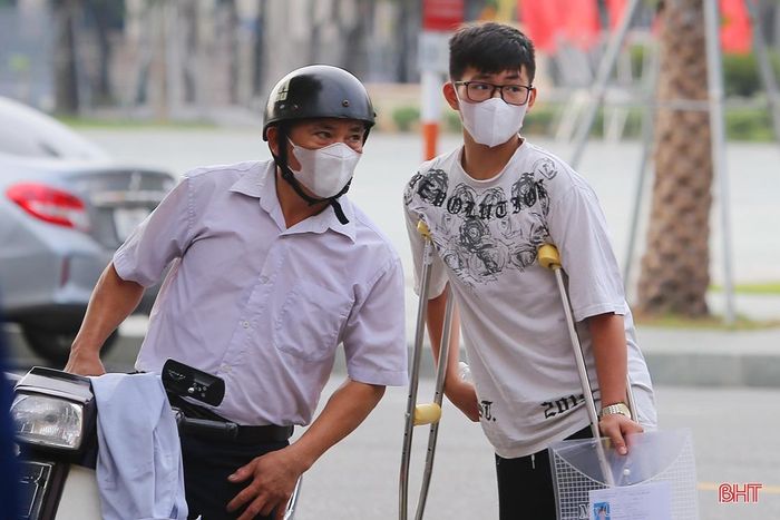 Tại điểm thi Trường THPT Phan Đình Phùng (TP Hà Tĩnh) sáng nay, 1 thí sinh cùng cha đến trường thi trong nỗi lo lắng.
