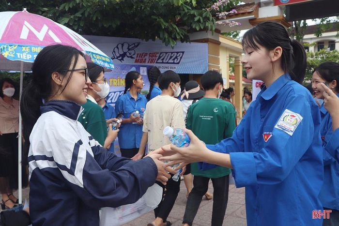Những chai nước phần nào xua bớt cái oi bức của mùa hè. Ảnh tại Trường THPT Vũ Quang.