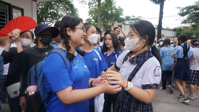 Sau khi thi xong các thí sinh còn được các anh chị trường THPT Nguyễn |Hữu Huân tiếp nước và động viên tinh thần.