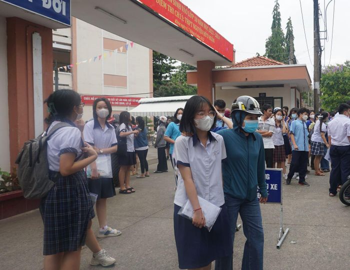 Thấy con làm bài tốt môn thi đầu tiên, nhiều phụ huynh cũng tỏ ra vui mừng.
