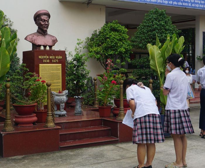 Sau khi hoàn thành tốt bài thi môn Ngữ văn, các thí sinh đến khu vực tưởng niệm cúi đầu cảm ơn vị sĩ phu yêu nước Nguyễn Hữu Huân.