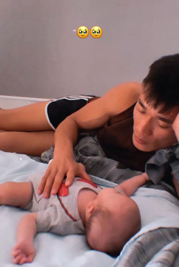 Nam cầu thủ hông ngại thức khuya, dậy sớm chăm con