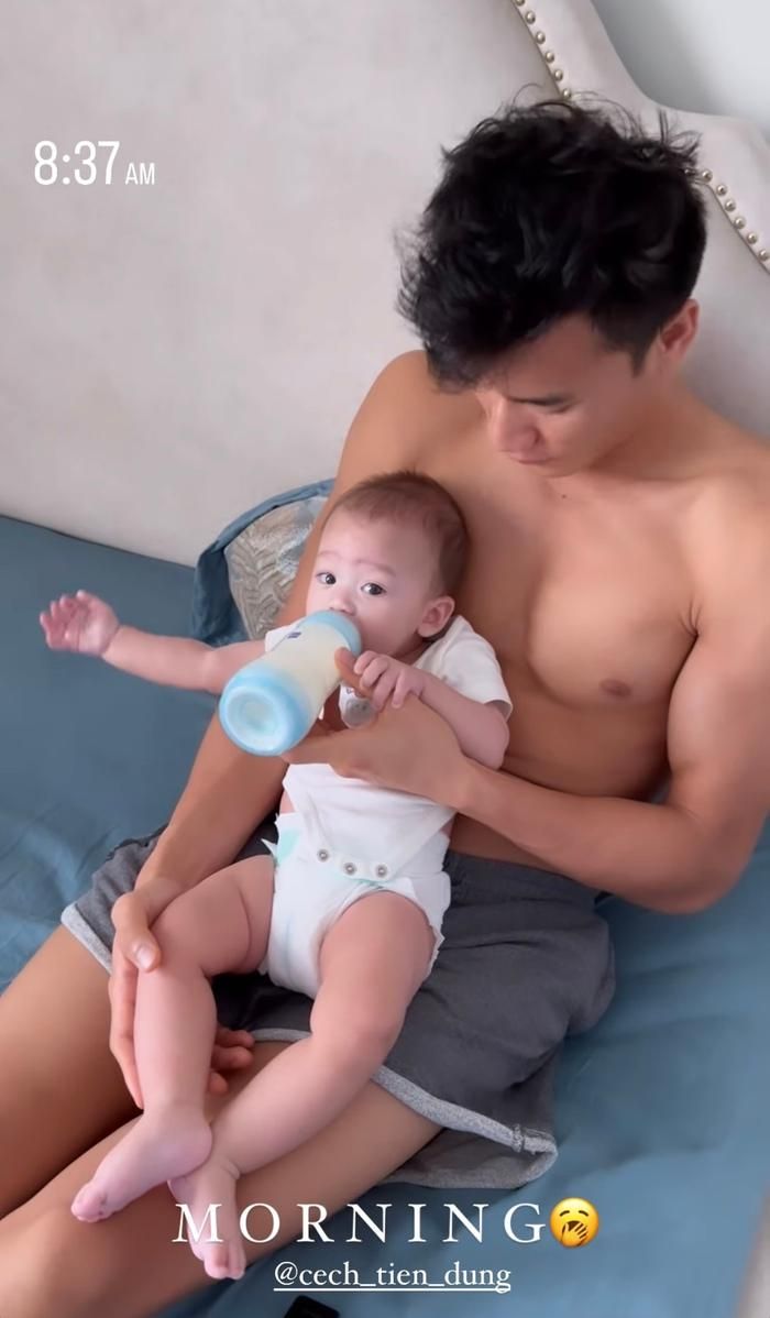 Hình thể cơ bắp của ông bố bỉm sữa khiến dân tình chú ý