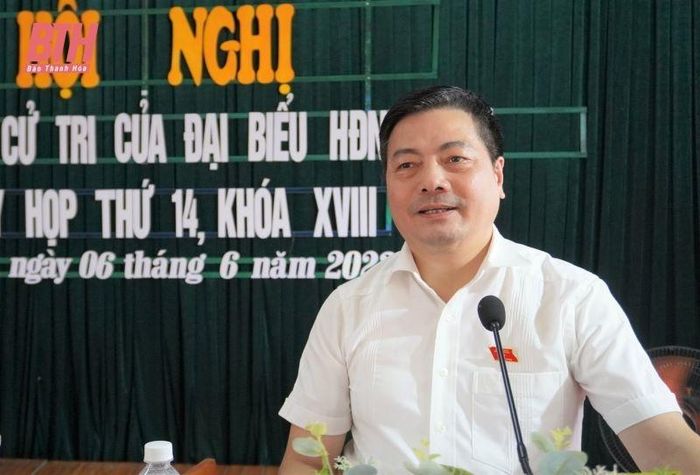 Đại biểu HĐND tỉnh Đinh Xuân Hướng, Bí thư Huyện ủy, Chủ tịch HĐND huyện Như Thanh tiếp thu, giải trình ý kiến, kiến nghị của cử tri.