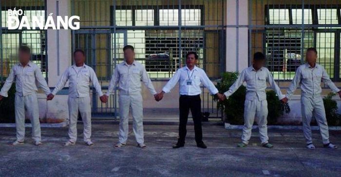 Anh Dương Đình Bình (thứ 3, trái sang) trong một giờ giải lao cùng các học viên.