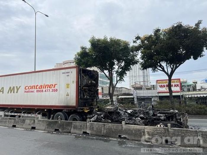 Phần đầu kéo chạy rụi.
