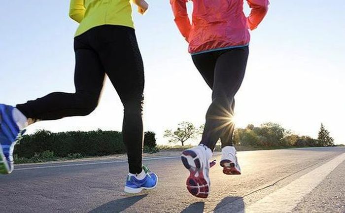 Hoạt động thể chất thường xuyên giúp giảm đau.