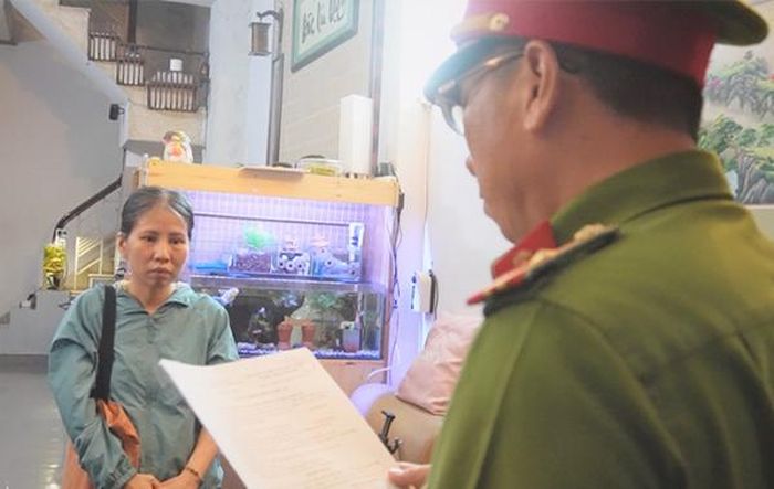 Cơ quan Công an khám xét nơi ở của đối tượng Cao Thị Xuân Hương, kế toán trưởng Công ty TNHH Sofi Solutions.