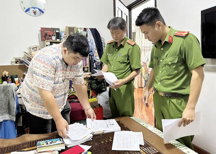 Cơ quan Công an khám xét nơi ở và nơi làm việc của đối tượng Trần Dũng, trưởng phòng vận hành Công ty TNHH Sofi Solutions.